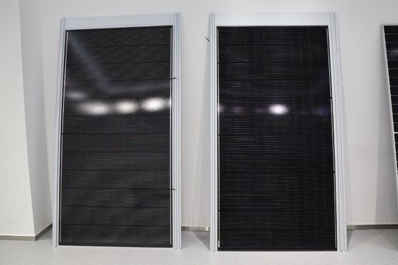Moduli solari BIPV in acciaio piatto e nero con tensione a circuito aperto di 48,65 V e potenza massima di 530 W